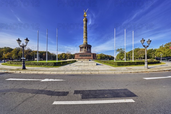 Victory column, roundabout, lantern, flagpoles, sidewalk, road, road markings lanes and direction arrow, meadow, hedges, trees, dramatic image processing, Großer Stern street, Berlin, capital, district-free city, federal state of Berlin, Germany