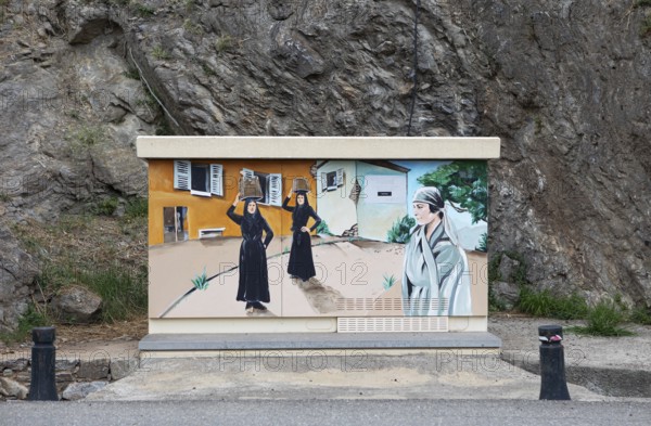 Painted straw box, woman carrying baskets on their heads, Cervione, Haute-Corse Department, Corsica, Mediterranean, France