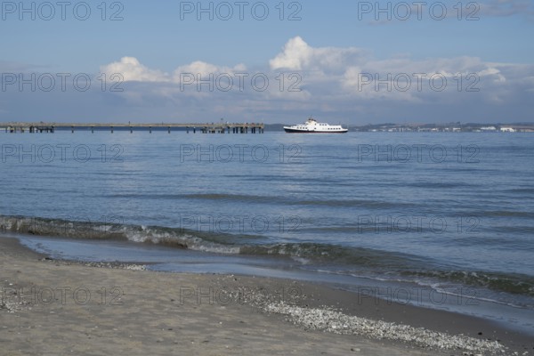 Excursion boat goes to pier, beach, wave, Binz, seaside resort, island of Rügen, Baltic Sea, Mecklenburg-Western Pomerania, Germany