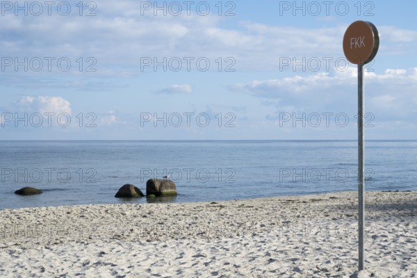 Naturist sign on the beach, sandy beach, sea, white clouds in the sky, Binz, seaside resort, Rügen island, Baltic Sea, Mecklenburg-Western Pomerania, Germany