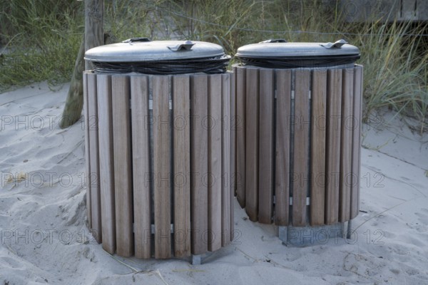 Waste container on the beach, Binz, seaside resort, Rügen island, Mecklenburg-Western Pomerania, Germany
