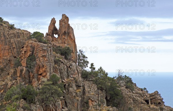Heart shaped hole, bizarre rock erosions in the evening light, Calanche, Les Calanches de Piana, Corse-du-Sud, Corsica, France