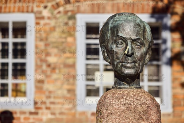 Bust Wilhelm Lehmann, sculptor Manfred Sihle-Wissel, brick building, historic town hall, façade, depth of focus with blurred background, sunny, Rathausplatz, Rathausmarkt, Eckernförde, Rendsburg-Eckernförde district, Schleswig-Holstein, Germany