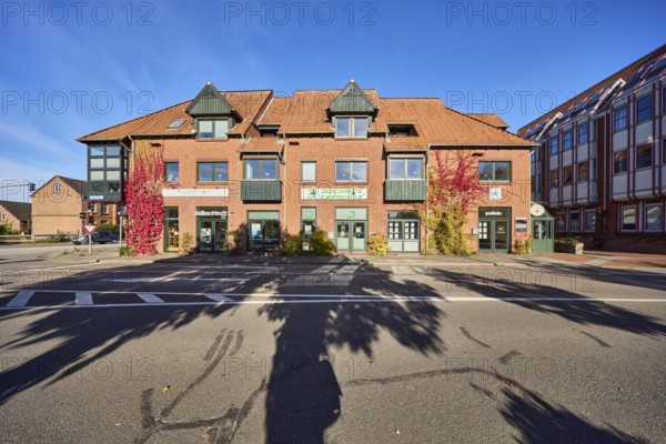 Optician Brillenwerft, driving school Doc-Drive, general architecture, buildings, modern architecture, brick buildings, roads, blue sky, cloudless, confluence of Schulweg in Reeperbahn, Eckernförde, Rendsburg-Eckernförde district, Schleswig-Holstein, Germany