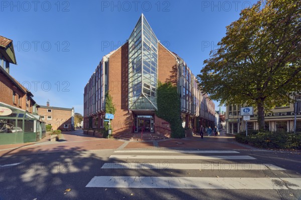 City administration, general architecture, building, modern architecture, brick building, pedestrian crossing, zebra crossing, access to the pedestrian zone, trees, blue sky, cloudless, intersection of Schulweg with Gartenstraße, Eckernförde, Rendsburg-Eckernförde district, Schleswig-Holstein, Germany