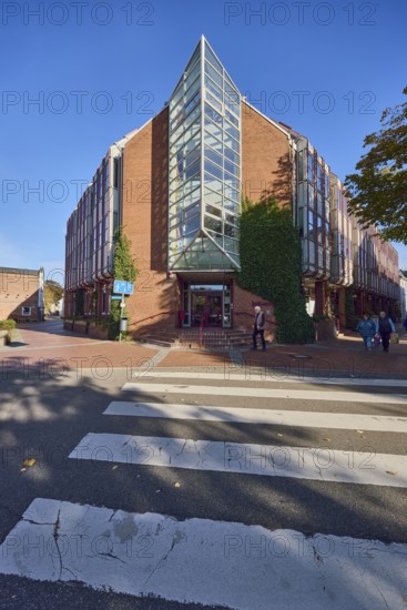 City administration, general architecture, building, modern architecture, brick building, pedestrian crossing, zebra crossing, access to the pedestrian zone, pedestrians as accessories, trees, blue sky, cloudless, intersection of Schulweg with Gartenstraße, Eckernförde, Rendsburg-Eckernförde district, Schleswig-Holstein, Germany
