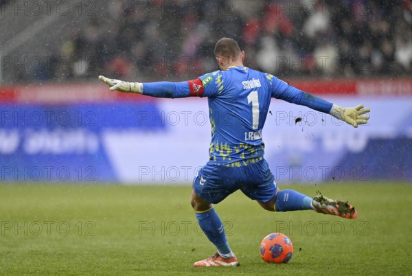 Goalkeeper Marvin Schwäbe 1. FC Koeln KOE (01) Action kick off snow, snow drift, winter, Voith-Arena, Heidenheim, Baden-Württemberg, Germany