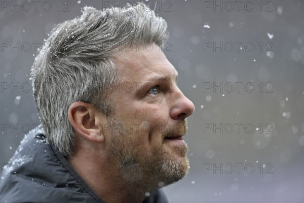Coach coach Lukas Kwasniok 1. FC Cologne KÖ portrait looking up snow, blowing snow, winter, Voith-Arena, Heidenheim, Baden-Württemberg, Germany