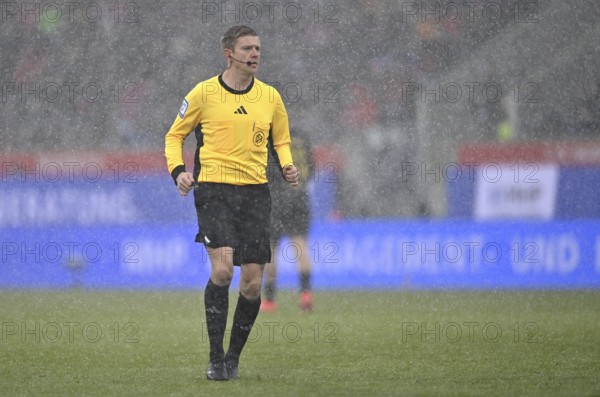 Referee Robert Schröder snow, blowing snow, winter, Voith-Arena, Heidenheim, Baden-Württemberg, Germany