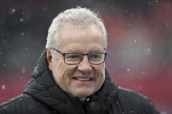 Chief Executive Officer Holger Sanwald 1. FC Heidenheim 1846 FCH portrait smiling, snow, blowing snow, winter, Voith-Arena, Heidenheim, Baden-Württemberg, Germany