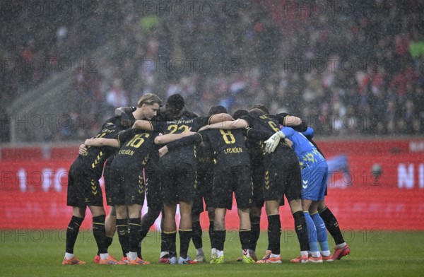 Team building, team circle in front of the start of 1. FC Cologne, snow, snowfall, winter, Voith-Arena, Heidenheim, Baden-Württemberg, Germany