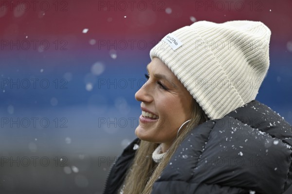 SKY reporter presenter Mara Mones wears hat Portrait Snow, Snow, Winter, Voith-Arena, Heidenheim, Baden-Württemberg, Germany