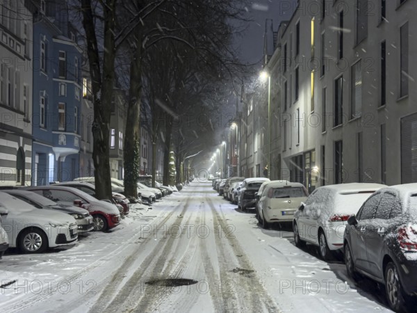 Residential street, winter, snowy, snowy, parked cars, Essen-Rüttenscheid, North Rhine-Westphalia, Germany
