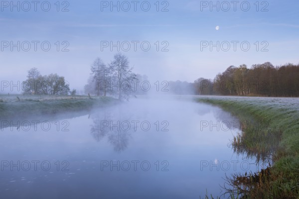 Daybreak with fog and moon on the Hunte near Colnrade, Colnrade, Bühren, Lower Saxony, Germany
