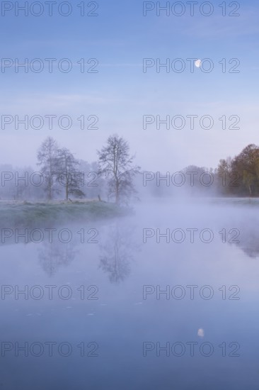 Daybreak with fog and moon on the Hunte near Colnrade, Colnrade, Bühren, Lower Saxony, Germany