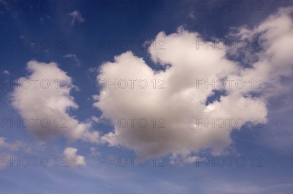 Wolekn moving against a blue sky, Dümmer See, Hüde, Lower Saxony, Germany