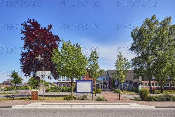 Neuenkirchen Rathaus bus stop, town hall of the municipality of Neuenkirchen-Vörden, street, sidewalk, site plan, public map, modern architecture, trees, hedge, blue sky, cirrus clouds, Küsterstraße, Neuenkirchen-Vörden, district of Vechta, Lower Saxony, Germany