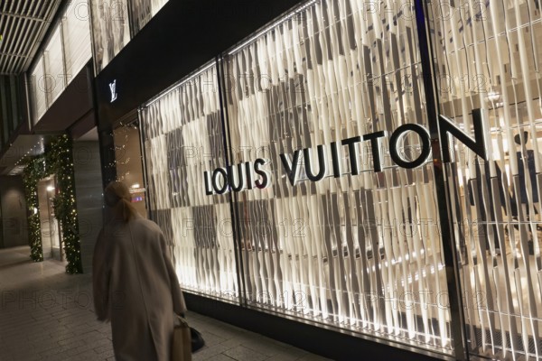 Louis -Vuitton boutique on the Kö, illuminated façade, evening, luxury shopping, Düsseldorf, North Rhine-Westphalia, Germany