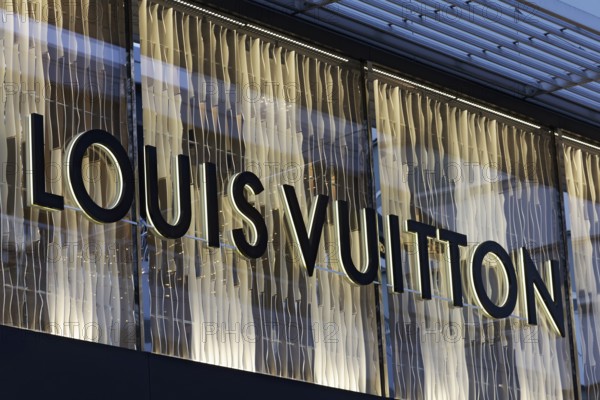Louis Vuitton logo on illuminated façade, Louis Vuitton boutique an der Kö, luxury shopping, Düsseldorf, North Rhine-Westphalia, Germany