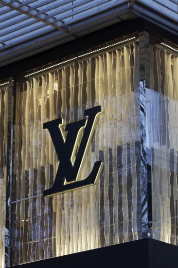 Louis Vuitton logo on illuminated façade, Louis Vuitton boutique an der Kö, luxury shopping, Düsseldorf, North Rhine-Westphalia, Germany