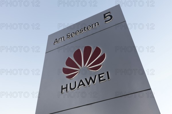 Huawei Techologies Germany, logo at the Düsseldorf office, telecommunications equipment supplier, North Rhine-Westphalia, Germany