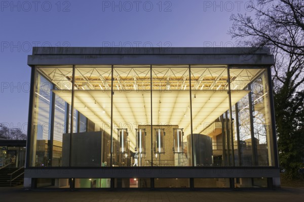 Lehmbruck-Museum, illuminated glass hall, twilight, Duisburg, North Rhine-Westphalia, Germany
