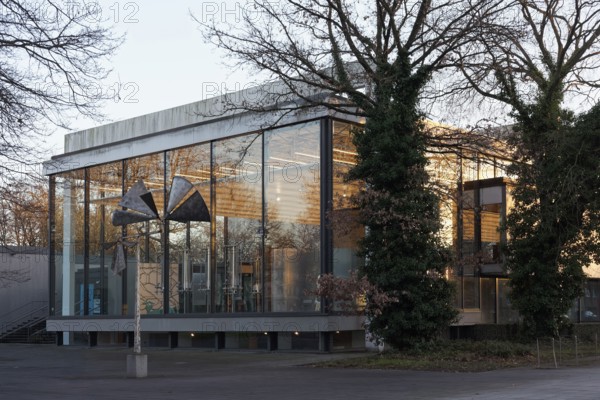 Lehmbruck-Museum, illuminated glass hall, twilight, Duisburg, North Rhine-Westphalia, Germany