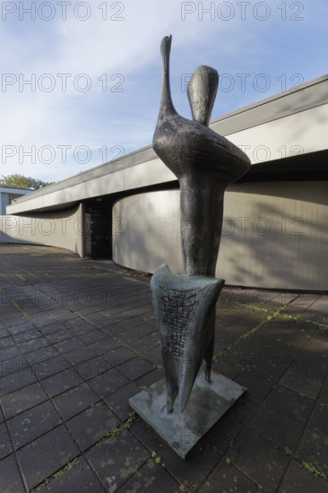 Bronze sculpture Great Nike by Bernhard Heiliger in front of the Lehmbruck wing, Skulpturenpark Lehmbruck-Museum, Duisburg, North Rhine-Westphalia, Germany