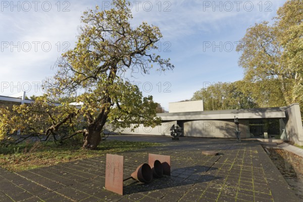 Lehmbruck-Museum, courtyard Lehmbruck-Wing, sculpture cover III by sculptor Heinz Günther Prager, Duisburg, North Rhine-Westphalia, Germany