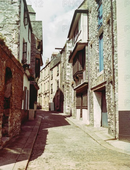 Historic buildings cobbled street including listed Elizabethan House with distinctive jettied, timber-framed upper floors, New Street, Barbican area, Plymouth, Devon, England, UK 1960s