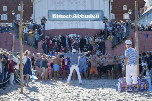 Tourists waiting in front of the spa hotel to bathe, swimmers ready to start in the water, tourist attraction Binzer Abbaden, Binz, seaside resort, Rügen island, Mecklenburg-Western Pomerania, Germany