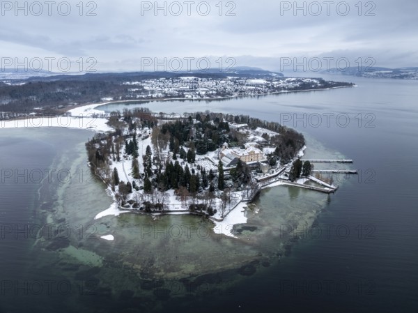 The wintry and snowy Mainau island in Lake Constance with the pier and the baroque Mainau Castle, built between 1739 and 1746, behind it the village of Litzelstetten, aerial view, district of Konstanz, Baden-Württemberg, Germany