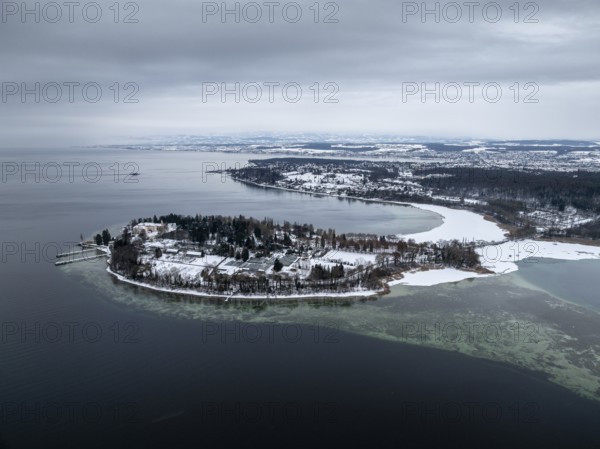The wintry and snowy Mainau island in Lake Constance with the boat dock and the baroque Mainau Castle, built between 1739 and 1746, behind Constance with the district of Egg and Staad with the ferry port, aerial view, Constance district, Baden-Württemberg, Germany