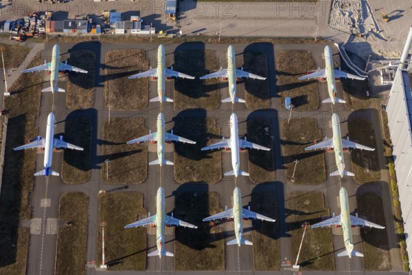 Airbus A320, parking, maintenance, parts, engines, parking lot, shipyard, industry, aircraft manufacturing, Finkenwerder, Hamburg