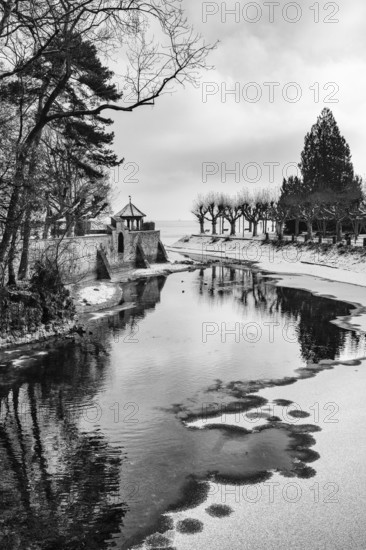 The island channel on the banks of Lake Constance and Constance funnel, Dominican Island on the left, the city garden on the right, black and white photography, district of Constance, Baden-Württemberg, Germany