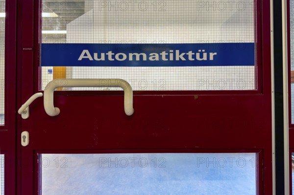 Automatic door on door inscription with safety glass, Germany