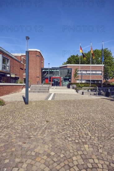 Town hall, brick building, modern architecture, entrance, staircase, lantern, flagpoles, flag, paving stone square, blue sky, cirrus clouds, Mühlenstraße, dam, district of Vechta, Lower Saxony, Germany