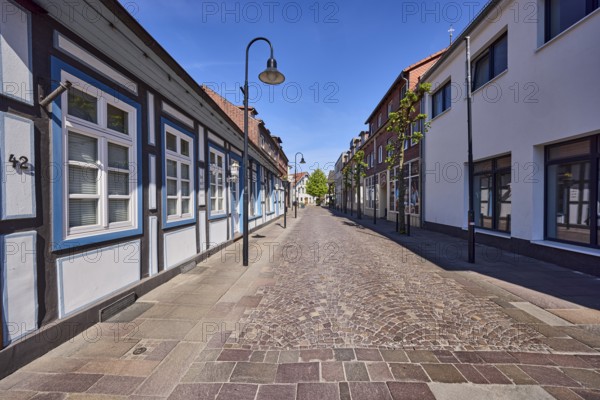 Butke-Bollmann Macka pub, general architecture, houses, residential buildings and commercial buildings, lantern, walkway made of natural stone slabs and paving stones, trees, blue sky, cloudless, Große Straße, Damme, Vechta district, Lower Saxony, Germany