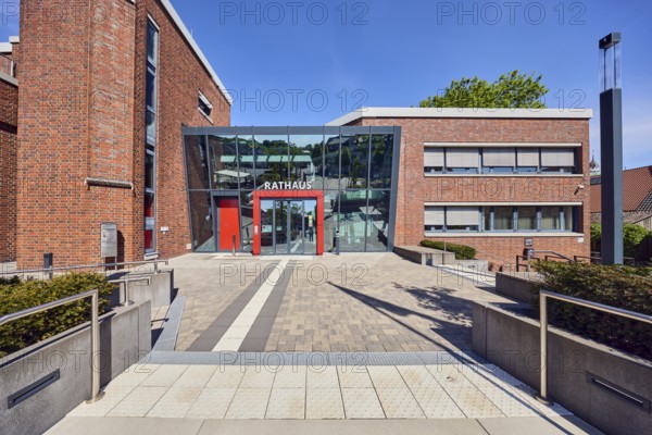 Town hall, brick building, modern architecture, entrance, staircase, stainless steel railing, lantern, trees, hedge, blue sky, cloudless, Mühlenstraße, Damme, district of Vechta, Lower Saxony, Germany