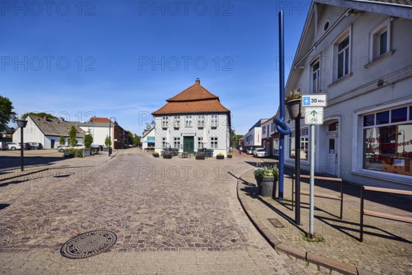 Old Hofburg Imperial Palace pub, general architecture, commercial building, building, sheet metal cladding, mansard roof, hipped roof, mansard hipped roof, red roof tiles, barrier bollards, street made of paving stones, flower pots, blue sky, cirrostratus clouds, intersection Große Straße with Rüschendorfer Straße, Damme, district of Vechta, Lower Saxony, Germany