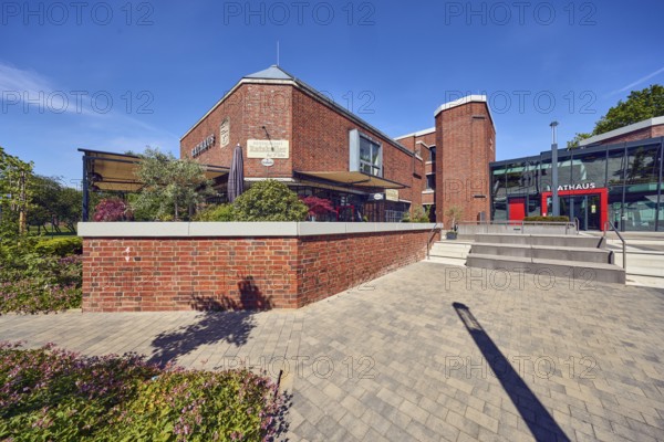 Town Hall, Restaurant Ratskeller bei Petro, brick building, modern architecture, entrance, staircase, brick wall, flower bed, seating steps, blue sky, cirrus clouds, Mühlenstraße, Damme, Vechta district, Lower Saxony, Germany