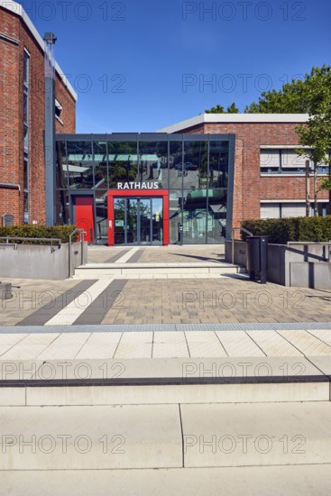 Town hall, brick building, modern architecture, entrance, staircase, stainless steel railing, trees, hedge, blue sky, cloudless, Mühlenstraße, Damme, district of Vechta, Lower Saxony, Germany