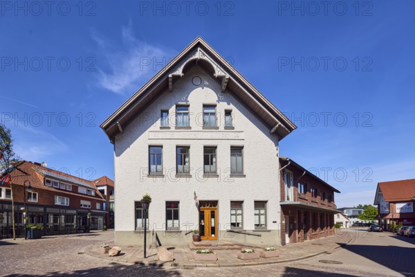 Social department store Kleines Kaufhaus Damme, general architecture, commercial buildings, houses, façade with windows, entrance with entrance door, street made of paving stones, blue sky, cirrus clouds, intersection Große Straße, Friedhofstraße and Gartenstraße, Damme, district of Vechta, Lower Saxony, Germany