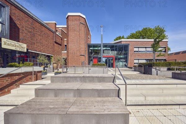 Town Hall, Ratskeller restaurant near Petro, brick building, modern architecture, seating steps, entrance, staircase, stainless steel railing, lantern, planter, trees, hedge, blue sky, cirrus clouds, Mühlenstraße, dam, district of Vechta, Lower Saxony, Germany