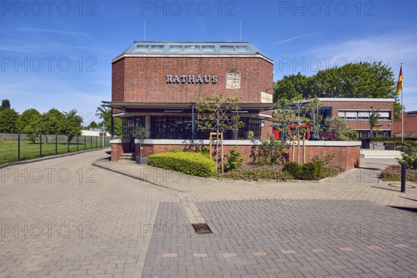 Town hall, brick building, flat roof, modern architecture, flower bed, hedge, street made of concrete paving stones, trees, blue sky, cirrus clouds, Mühlenstraße, dam, district of Vechta, Lower Saxony, Germany