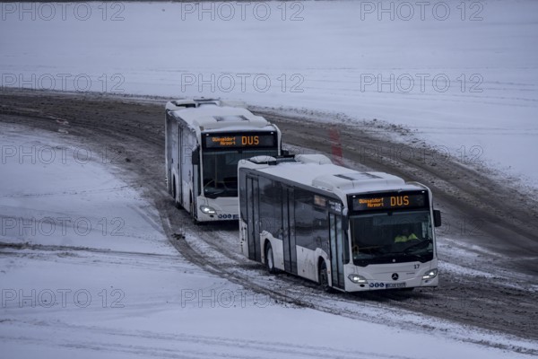 The onset of winter in North Rhine-Westphalia, flight operations are maintained at Düsseldorf Airport with great effort, North Rhine-Westphalia, Germany