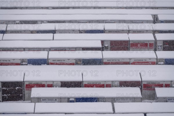 The onset of winter in North Rhine-Westphalia, flight operations are maintained at Düsseldorf airport with great effort, luggage and freight containers, North Rhine-Westphalia, Germany