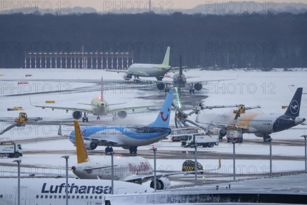 The onset of winter in North Rhine-Westphalia, flight operations are maintained at Düsseldorf airport with great effort, the taxiways, aircraft are de-iced in front of takeoff, North Rhine-Westphalia, Germany
