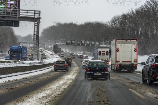 The onset of winter in North Rhine-Westphalia, heavy snowfall, driving on the A3 motorway near Hilden, near AS Düsseldorf/Mettmann, snow-covered roads, traffic is sometimes just slowing down, North Rhine-Westphalia, Germany