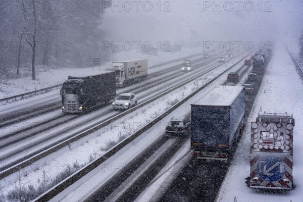 The onset of winter in North Rhine-Westphalia, heavy snowfall, A3 motorway near Hilden, near Ohligser Heide rest area, snow-covered roads, traffic is sometimes just slowing down, North Rhine-Westphalia, Germany